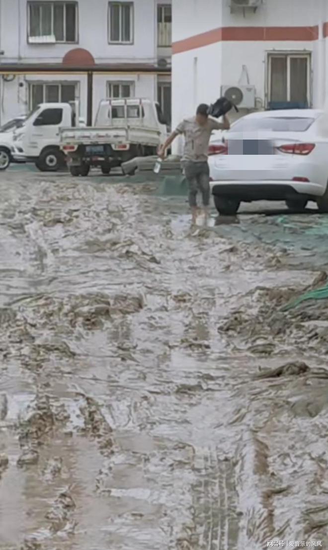 雨后泥泞小道的趣味步伐调节指南